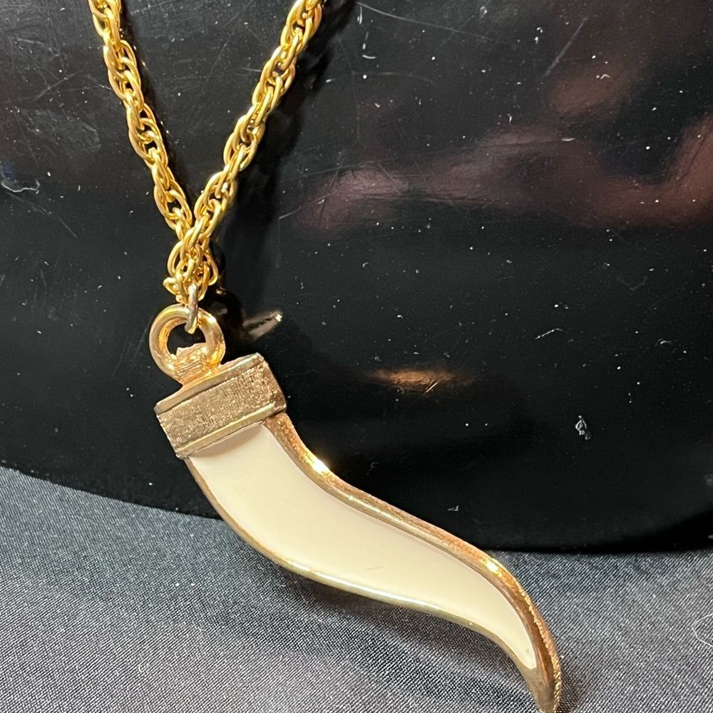 RARE! Premier Designs Gold and Cream horn shaped Pendant Necklace